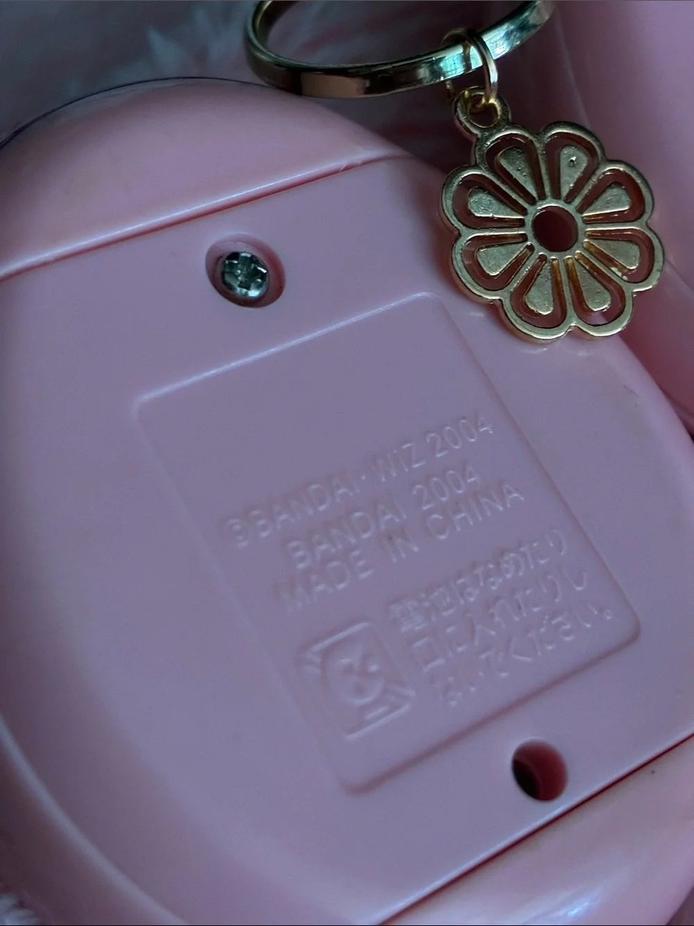2004 Bandai Tamagotchi Plus (Tamagotchi Connection V1) w/Gold Key Rings & Charms